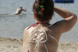 Neuf personnes sur 10 se protègent sur soleil pour les activités en plein air, comme la baignade (archives). KEYSTONE/AP/ROBERTO PFEIL